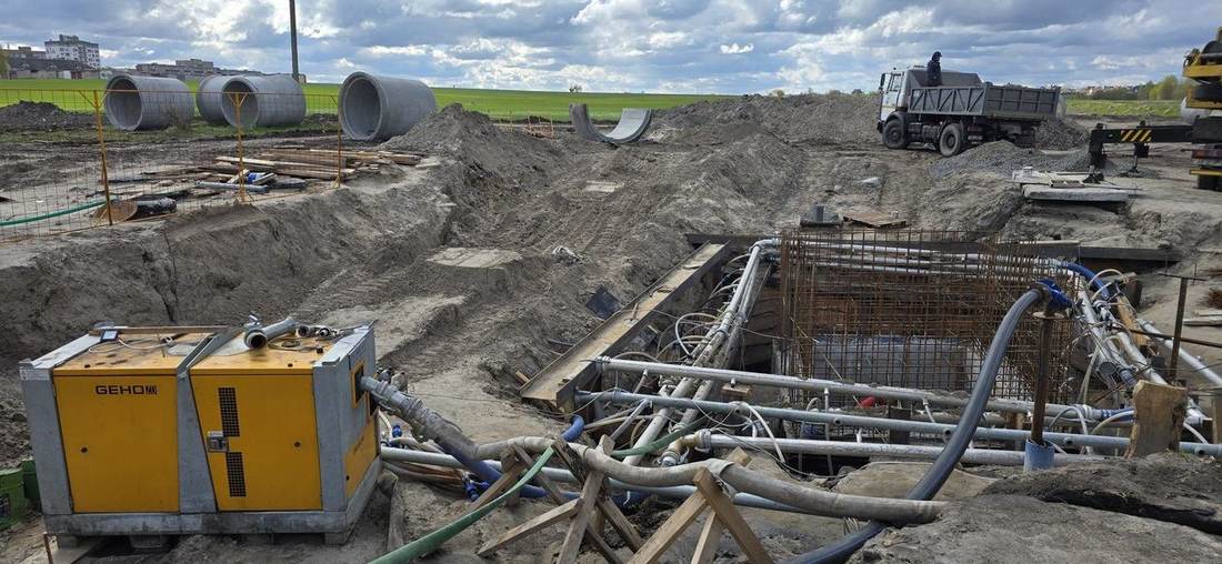 Установка GEHO на строительном объекте рядом с армированием фундамента